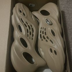 Yeezy Foamrunner Clay Taupe Size 9