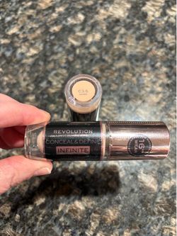 NEW REVOLUTION CONCEAL & DEFINE 16H CONCEALER IN C3.5…..$4!!!