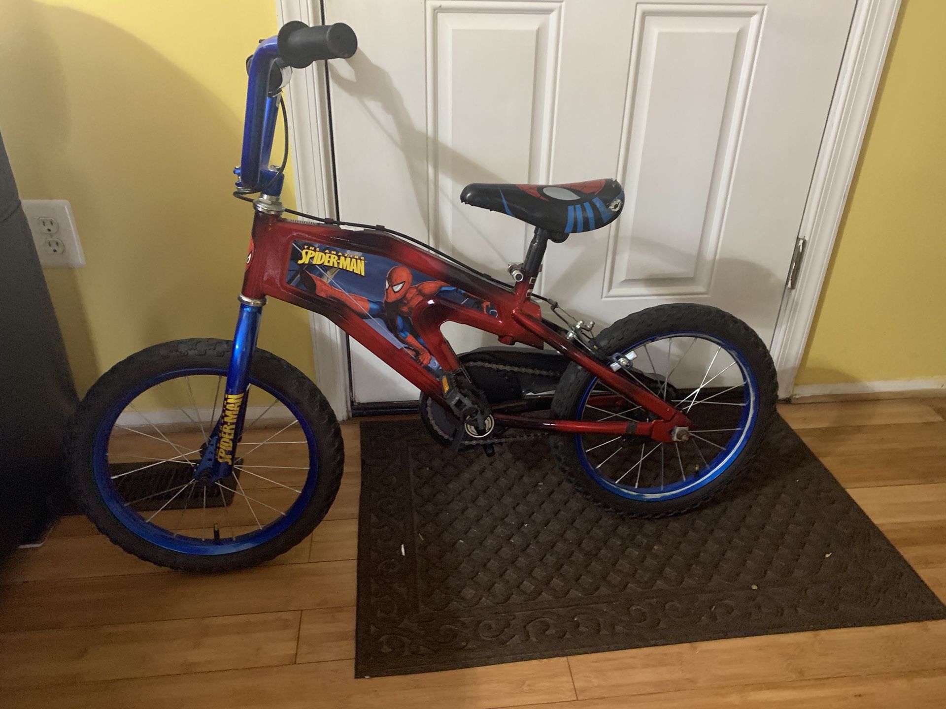 SPIDER-MAN Bike with Training Wheels and Lightning McQueen Helmet