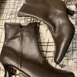 New Women’s Brown Pointed Toe Ankel Booties with 2.5 Heel, Size 6.5  