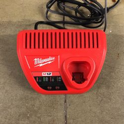 Milwaukee M 12 charger station