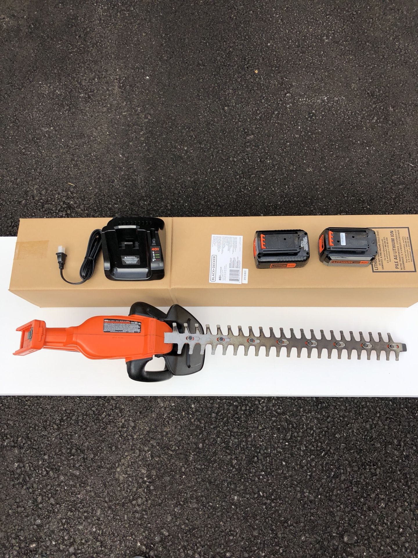BLACK + DECKER LHT 2436 40V Lithium 24in. Hedge Trimmer EUC for Sale in