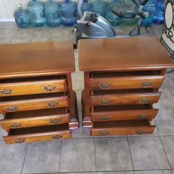 Se Venden  Par De Buros De 4 Cajones  Cada Uno Medidas De Frente 26  15 × 30 Pulgadas De Altura  $ 85 El Par