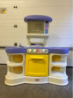 Little Tikes Family Kitchen playset  with bag of accessories
