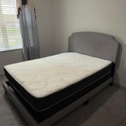 Se Vende 2 camas con colchón  en  buen estado $200For sale 2 beds with mattress in good condition $200
