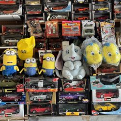 700 Diecast Collectible Cars & Trucks