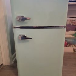 Retro Mini Fridge With Freezer (Mint Green)