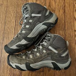 WOMENS KEEN HIKING BOOTS