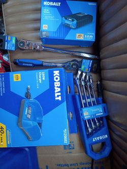 Kobalt 40 volt battery and charger and 2 wratchets and flex wratcheting wrench set
