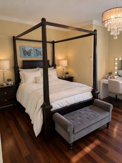 Queen Solid Wood Canopy Bed – Dark Espresso – Excellent Condition