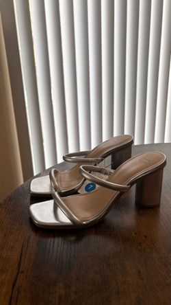Beautiful silver metallic heels Size 7