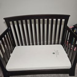 Crib And Dresser/changing Table