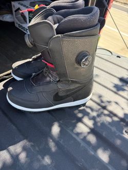 Snowboard boots