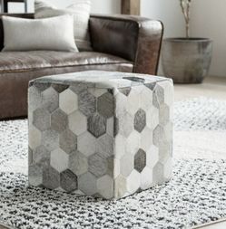 Ottoman/Pouf 