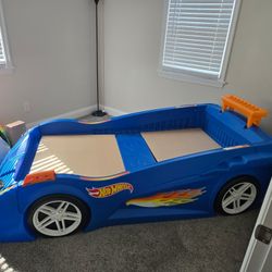 Hotwheels BED & Racecar Track