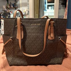 Brand New Michael Kors Voyageur Tote With Star Detail 