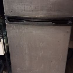 Igloo mini fridge with freezer