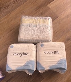 Size 4 diapers Pampers swaddlers & everylife premium diapers