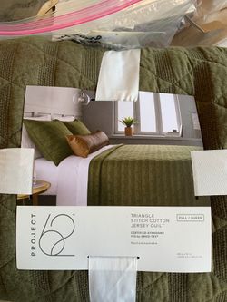 Triangle stitch quilt. Full/queen size