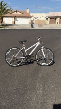 Roadmaster 21-Speed Women’s Mountain Bike With 26” Wheels 