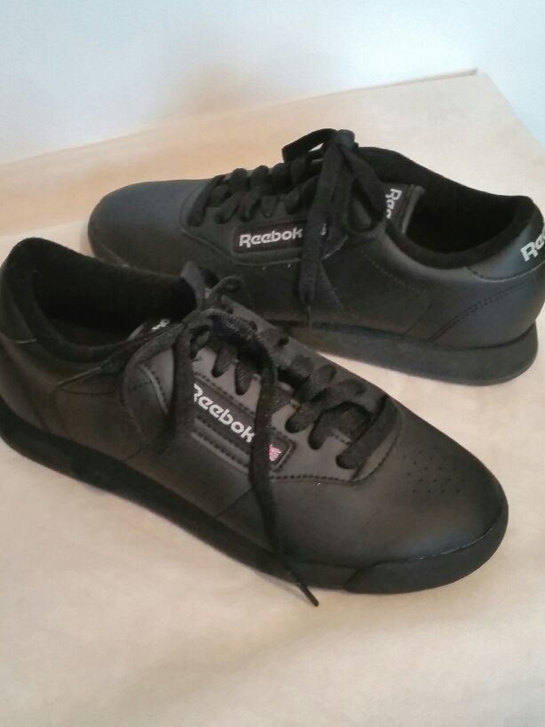 New Kids Black Reebok Sz 5