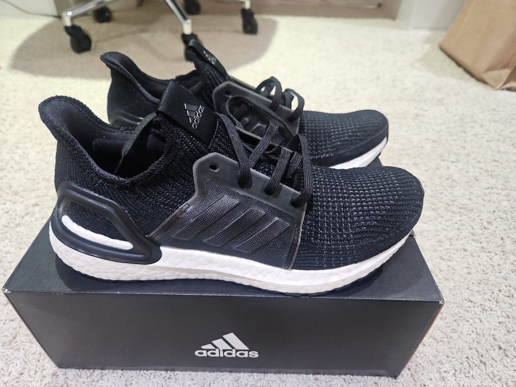 MENS ADIDAS ULTRA BOOST- SIZE 8 1/2