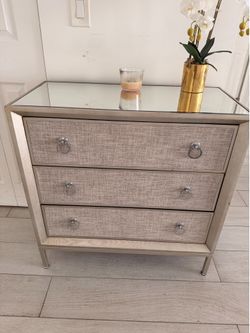 Elegant Mirrored Entryway Dresser / Chest – 3 Drawers