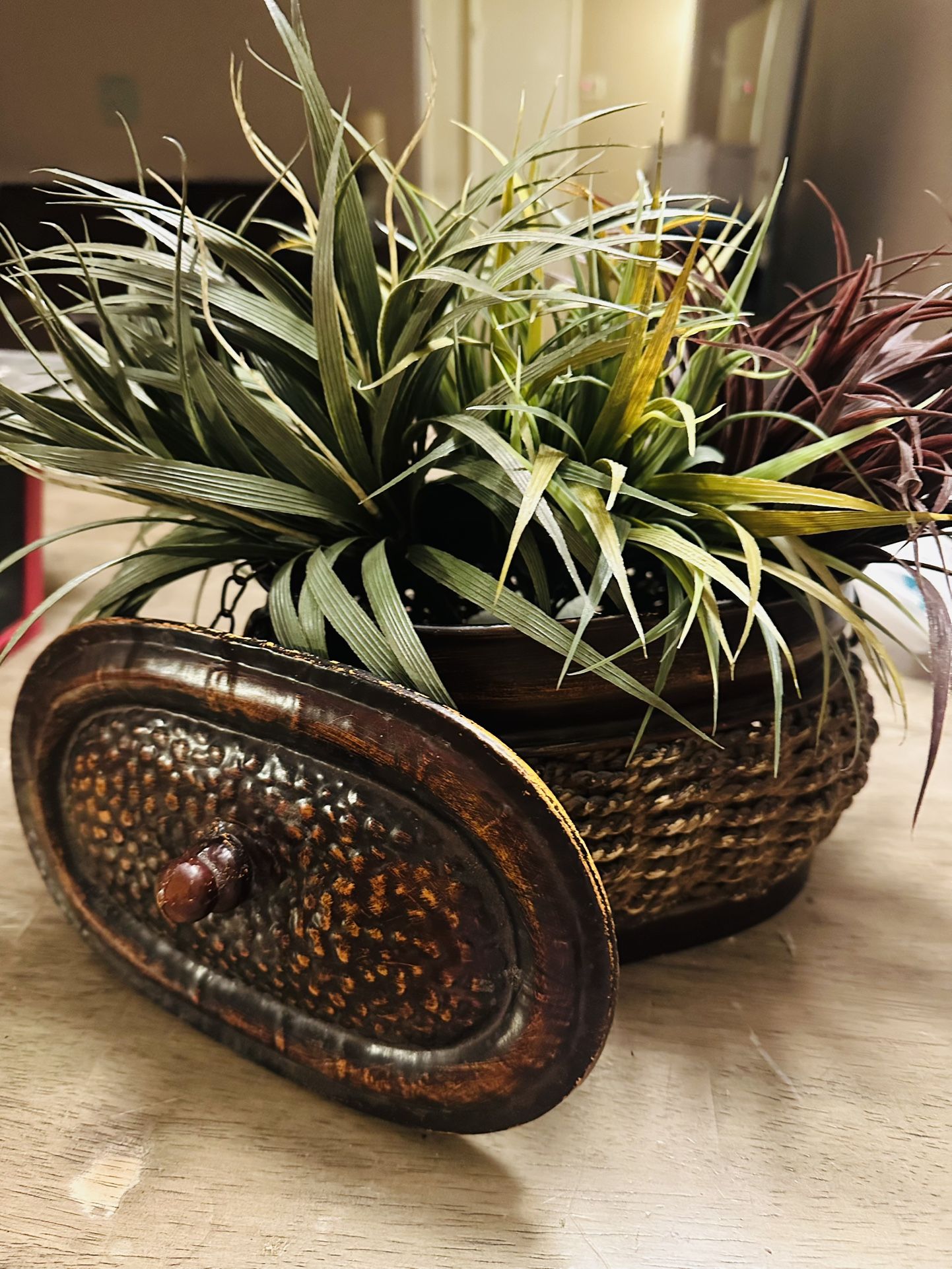 VINTAGE DECORATION MIMBRE AND METAL PERFECT CONDITION FIRM PRICE 