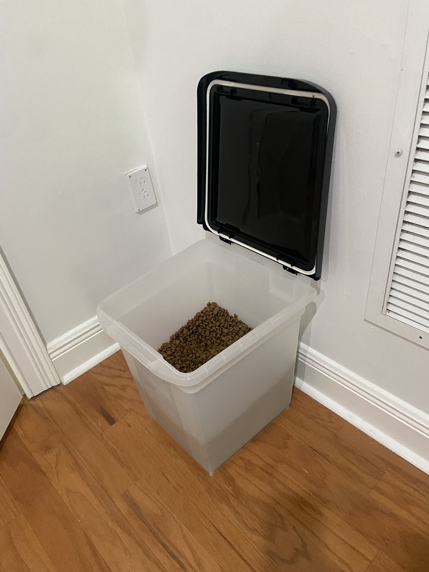 Blue Buffalo Kibble For Dogs Plus Plastic Container 