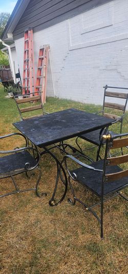 Vendo mesa con 4 sillas  es de fiero forjado lo demas de madera