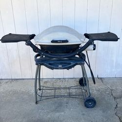 Clean Weber Q200 BBQ grill w/ Stand And cover, New Over $520!