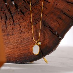 Natural Shell Oval Geometric Pendant 18K