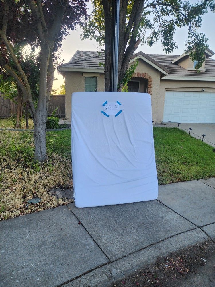 FREE QUEEN FOAM MATTRESS