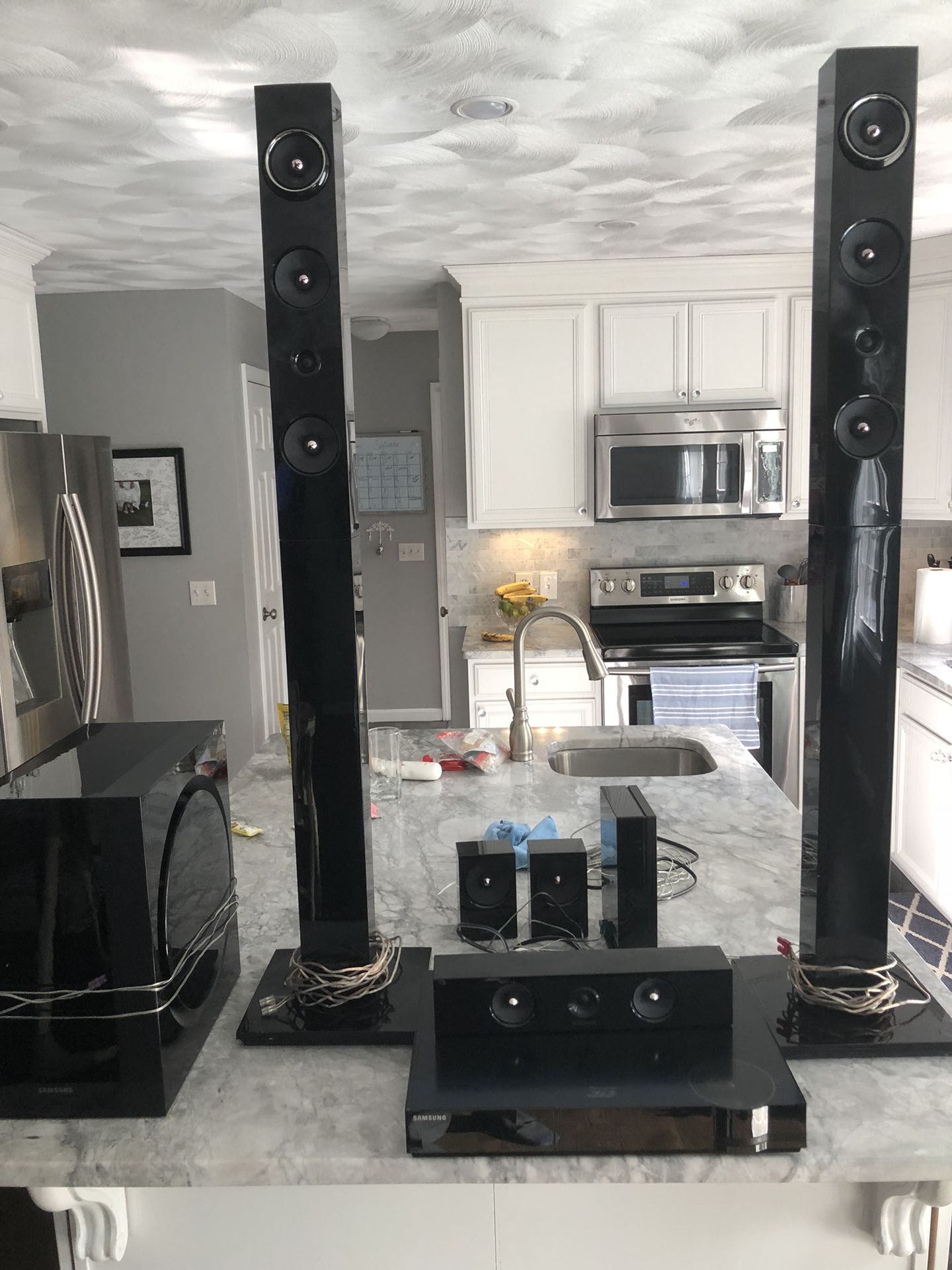 Samsung HT-E6730W Surround sounds with wireless rear speakers