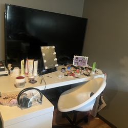 Vanity Desk/ Mirrors 