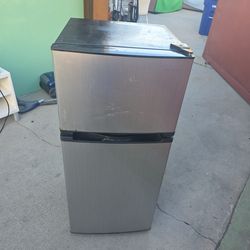 Insignia Medium Refrigerator