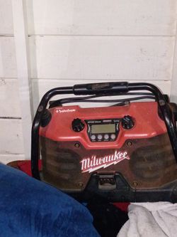 Milwaukee Charger And Radio. Works Great .