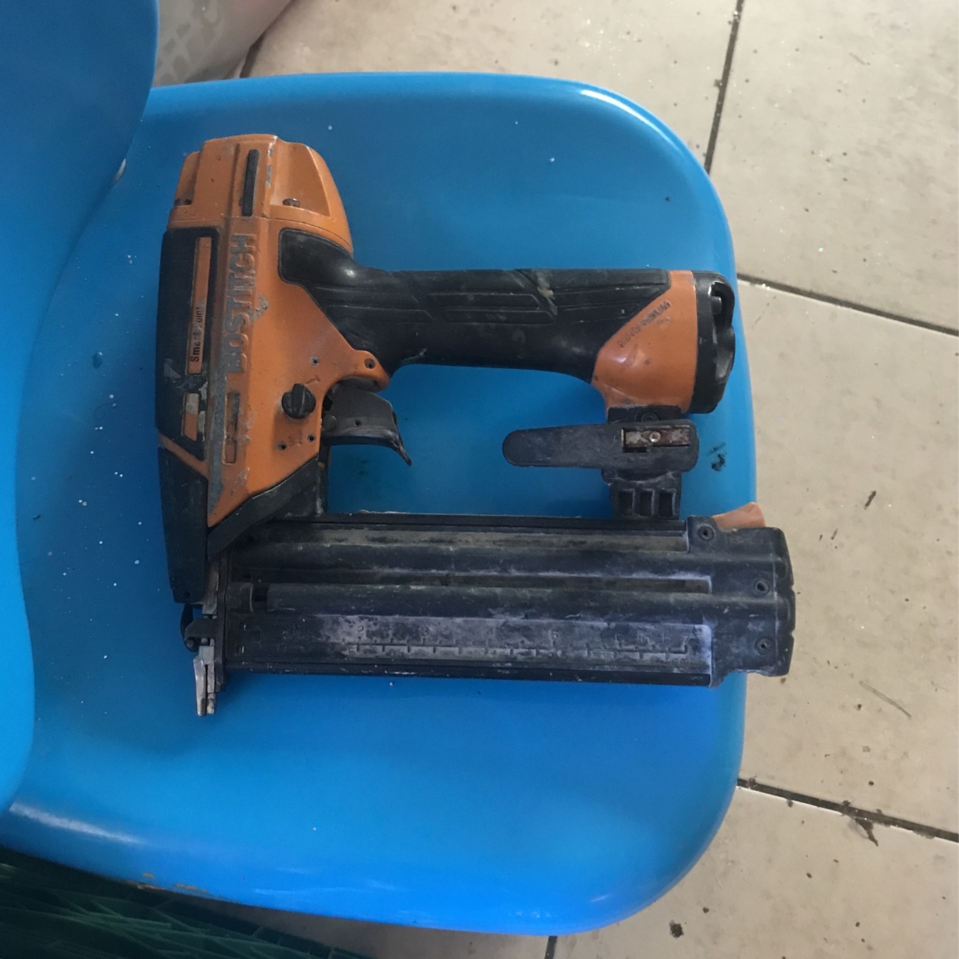 Bostitch Smart Point Pneumatic 16 Ga. Finish Nailer Kit for Sale in Las