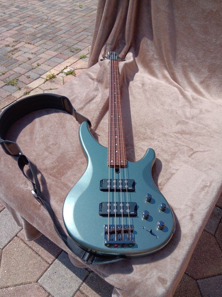 Yamaha TRBX304 Bass (2025)