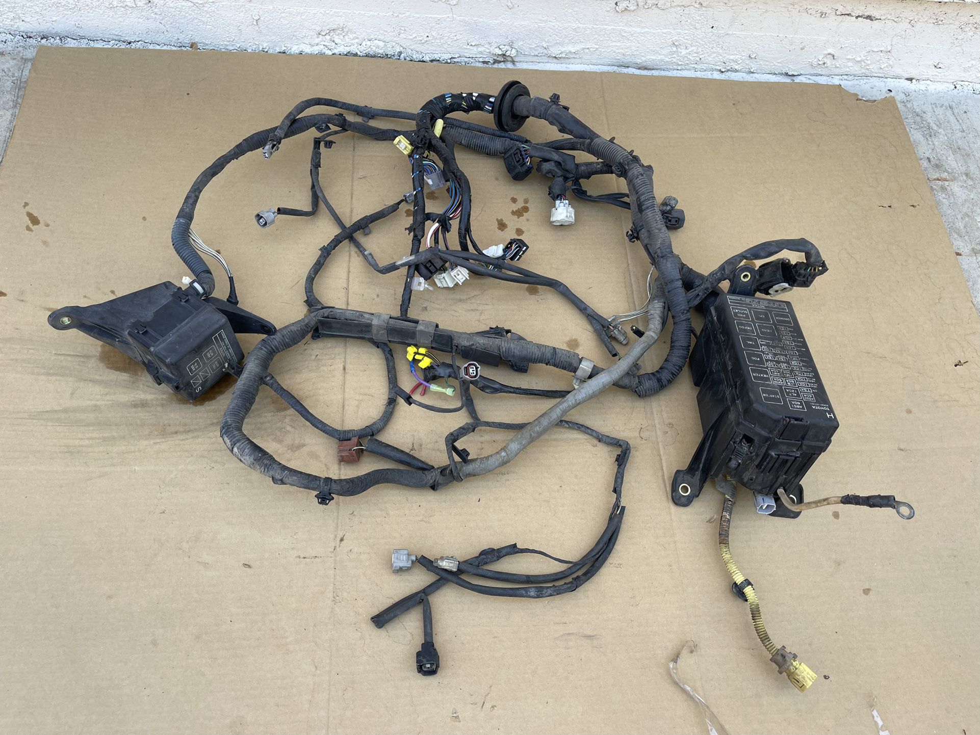 2002 TOYOTA 4RUNNER UNDER HOOD ENGINE FUSE BOX 3.4 V6 WIRE HARNESS