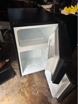 Mini fridge with freezer