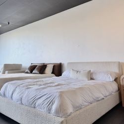 Low Profile Upholstered Platform  Bed 🛌 / Free Local Delivery 🚚 