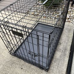 Medium Dog Crate in good shape!  31x20x22”.  Easily collapses!  
