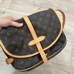 Authentic LV crossbag vintage Monogram Saumur 30