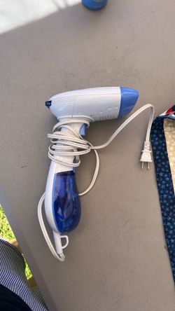 Handheld clothing steamer
