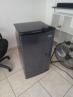 AI Overview    +6                    This Midea 3.3 cu. ft. Single Door Compact Refrigerator
