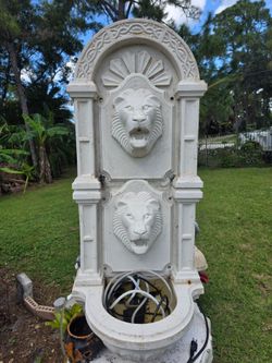 Lions wall fountain