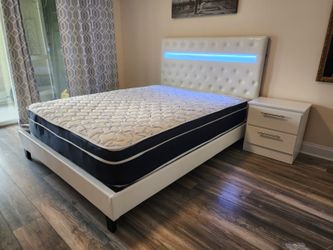 Cama LED con Colchón Y 2 mesas de noche