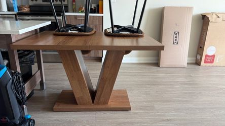 Like New Wood Dining Table for 4 People