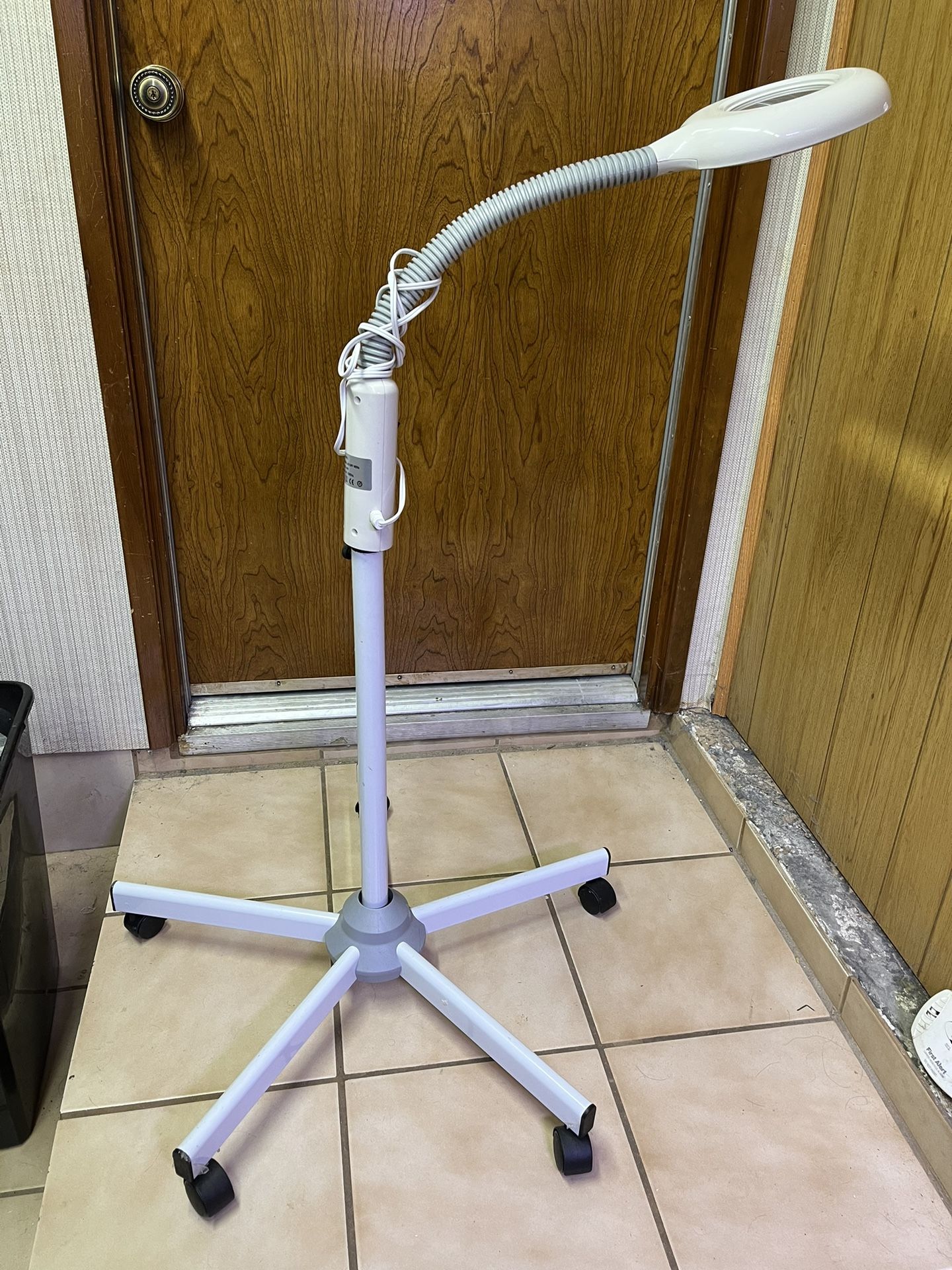 LED Esthetician’s Lamp 